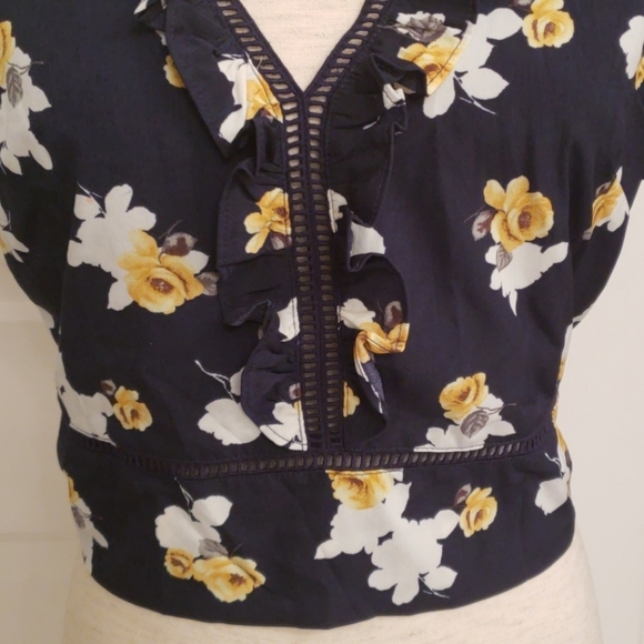 J by J.O.A Floral Open Back Crop Top - Picture 2 of 8